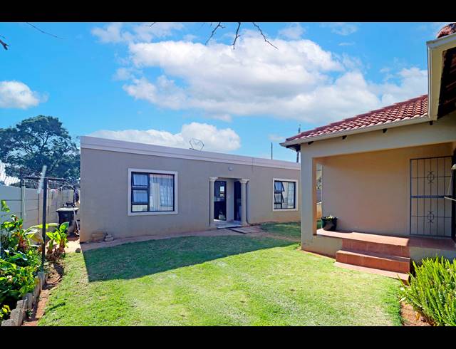 4 BEDROOM HOUSE FOR SALE IN COSMO CITY